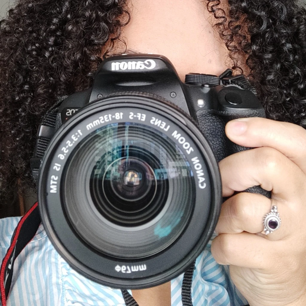 Anna Sánttos com câmera profissional DSLR no trabalho