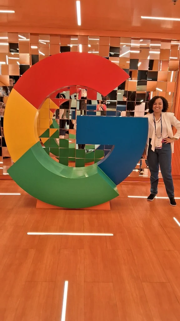 Anna Sánttos em frente ao logotipo G gigante do Google