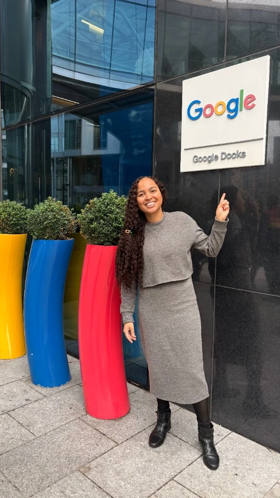 Anna Sánttos em frente à sede do Google no Google Docks