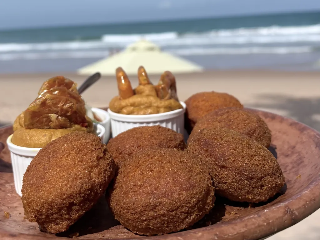 Acarajé servido na praia, na Península de Maraú