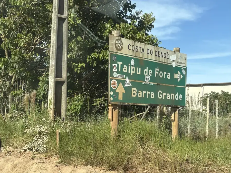 Placa na estrada da Costa do Dendê indicando Taipu de Fora e Barra Grande